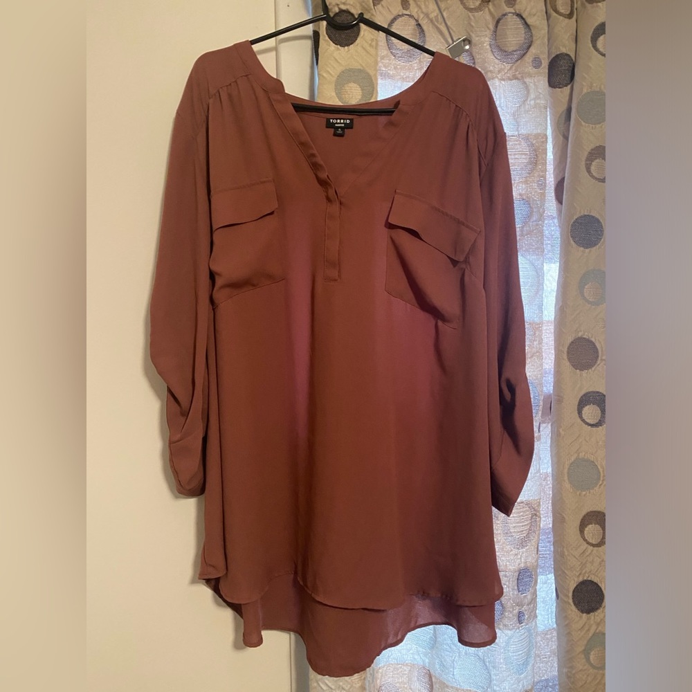 Torrid Harper pull over blouse. Rose Taupe. Size 5. NWOT.
